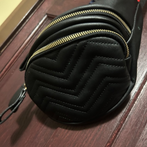 Large Black Cross body bag with black and red strap - Picture 2 of 4